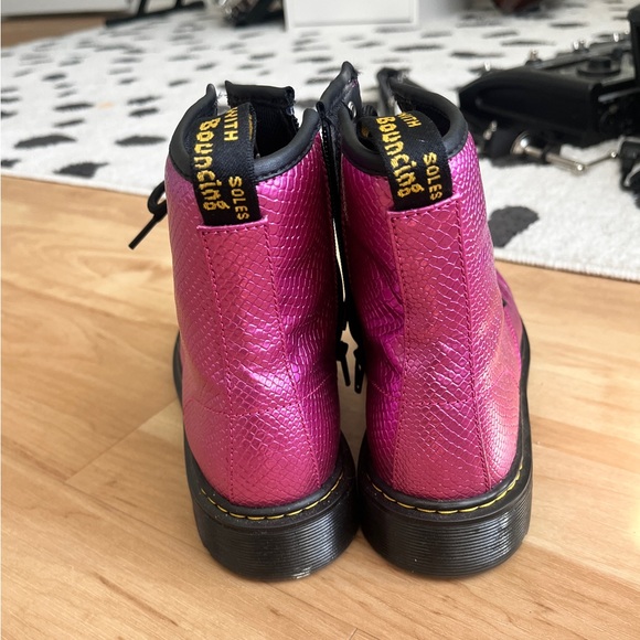 Dr. Martens Pink Purple Metallic Snake Skin Air Weir Combat Boots NWOT - Picture 2 of 9
